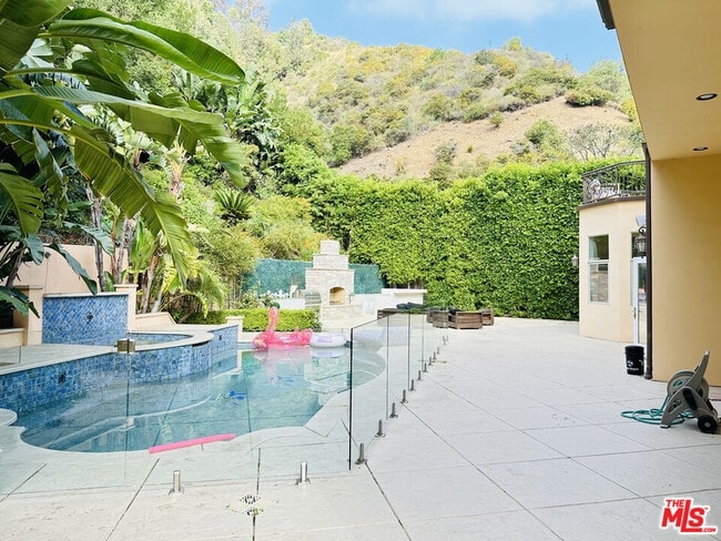 Building Photo - 1447 San Ysidro Dr