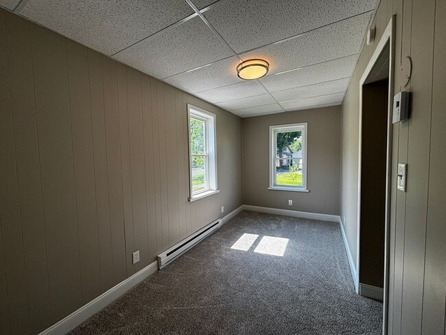 Building Photo - Newly remodeled 3+ bedroom