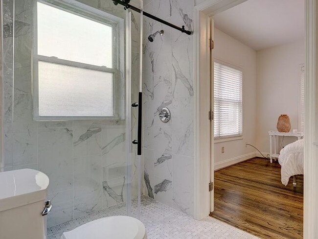 Building Photo - "Charming 2-Bedroom Retreat in Birmingham – Cozy 932 Sq Ft Haven!"