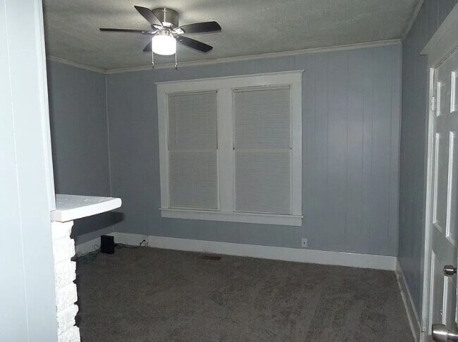 Building Photo - Rent reduced & Move-in Special! 1/2 off fi...