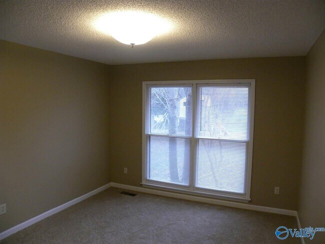 Building Photo - 102 Pam Cir