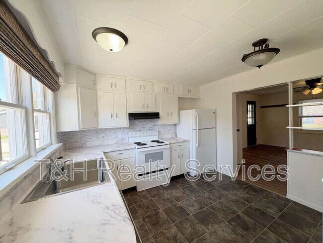 Building Photo - 117 W Ash St