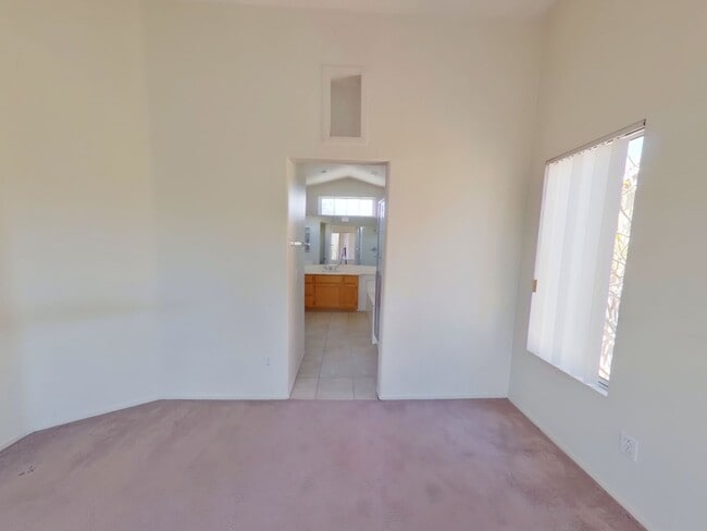 Building Photo - 3 Bedroom/2.5 bath - SFR Available August ...