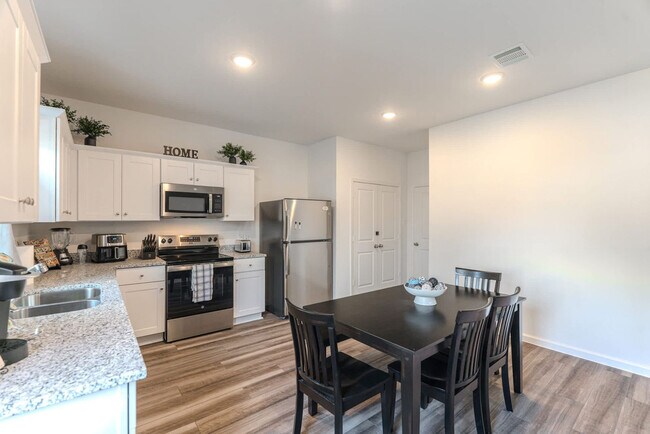 Building Photo - 10314 Woodwick St