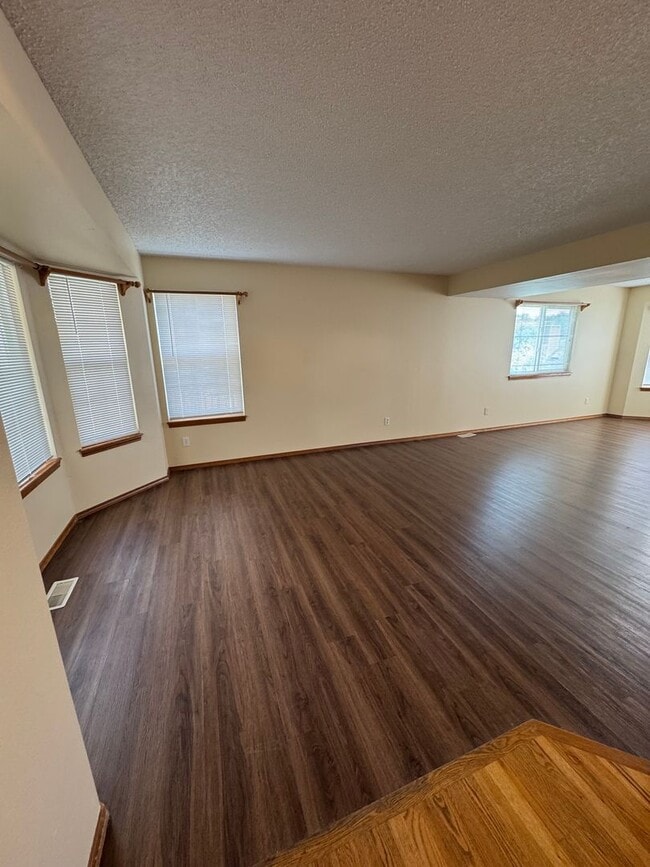 Building Photo - Charming 5 Bed 3 Bath House