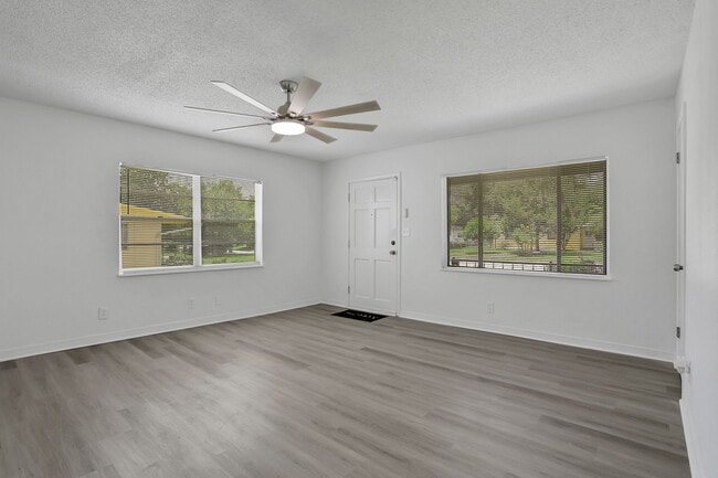 Building Photo - 3923 Tyndale Dr