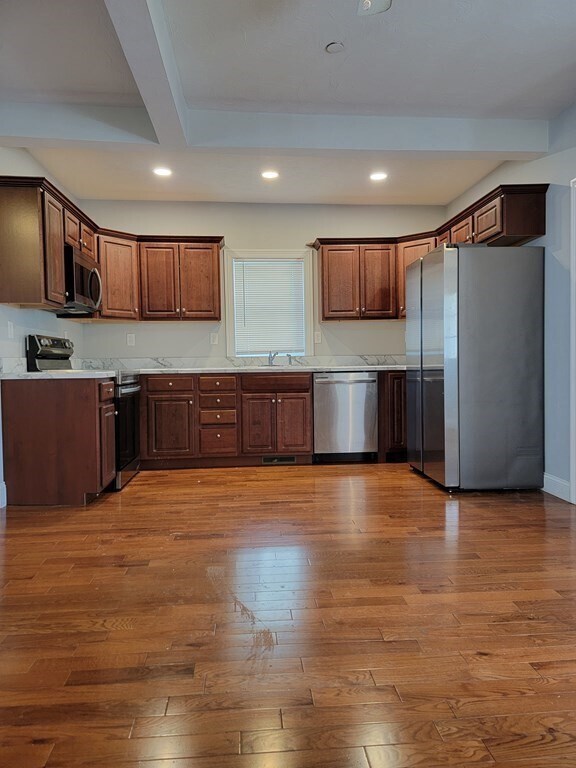 Building Photo - 946 Warren Ave