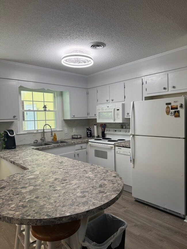 Building Photo - FULLY FURNISHED Wooded Oak Island area  3 Bed/1 Bath