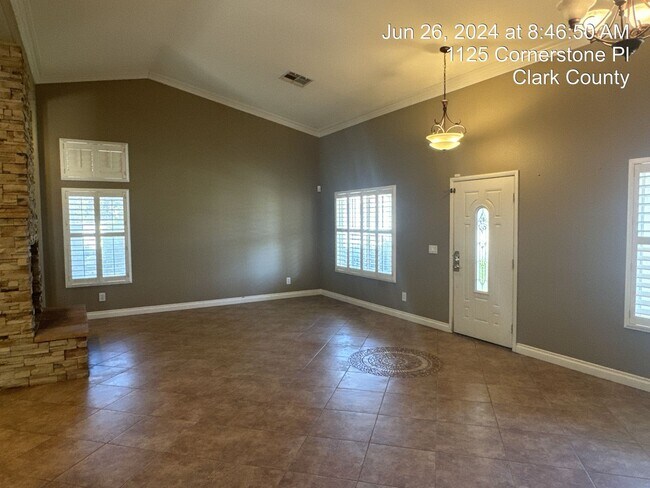 Building Photo - Beautiful Single Story with Pool in Eldora...