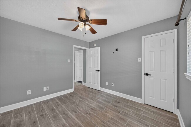 Building Photo - 3519 Crescent Dr