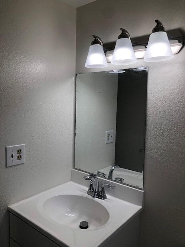 Building Photo - 4 Bed/2.5 Bath  Two Story Home in San Diego