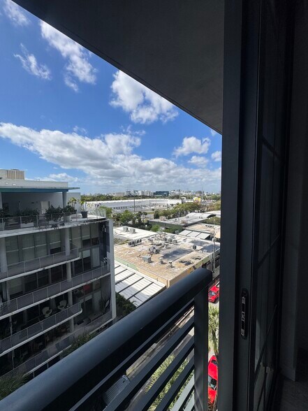 Building Photo - 420 NW 25th Ct