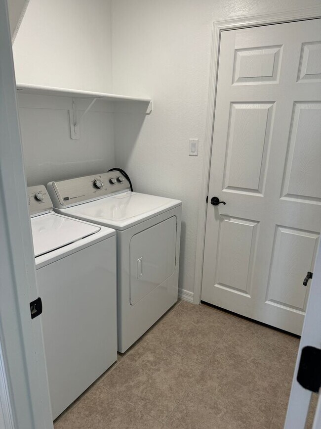 Building Photo - Newer 3 bedroom home with 2 car garage on ...