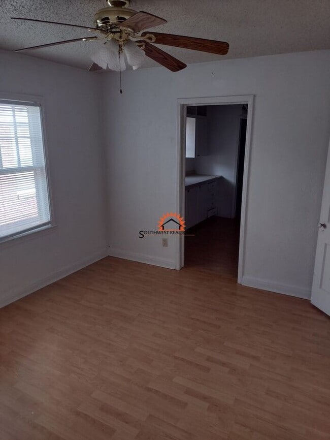 Building Photo - Large 1 Bed Apartment ALL BILLS PAID