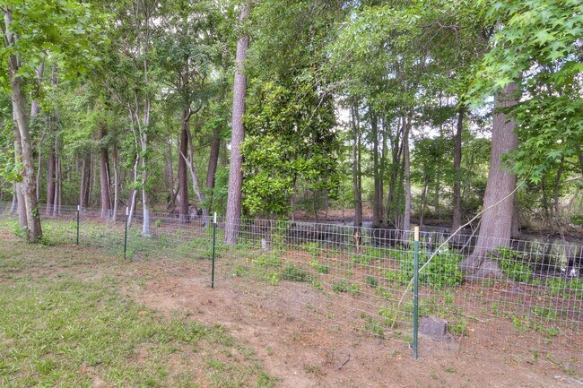 Building Photo - 3 Bedroom 2.5 Bath - Over Half Acre Lot!