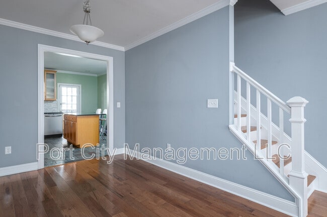 Building Photo - 724 S Ellwood Ave