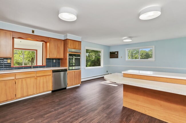 Building Photo - 38 Maplewood Dr