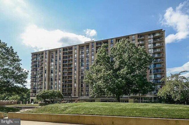 Building Photo - 4600 S Four Mile Run Dr