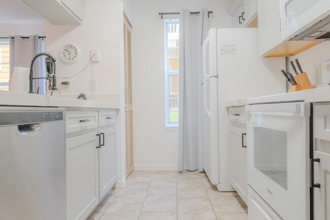 Building Photo - Charming 3BR Fully Furnished Apartment in ...