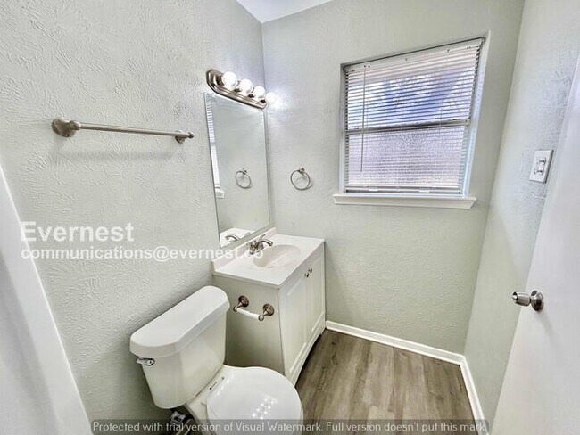 Building Photo - 3 Bed, 2 Bath Home with Fenced Yard & Garage / Pet-Friendly / Available Now!