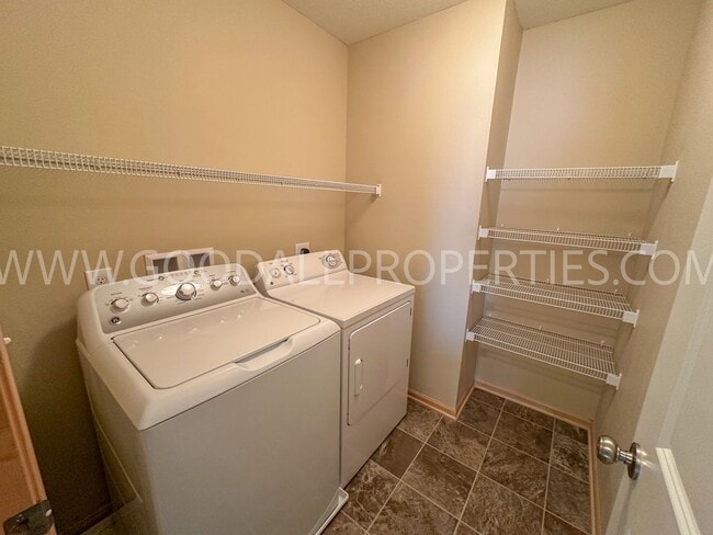 Building Photo - 3-Bedroom End-Unit Townhome in West Des Moines | Waukee Schools