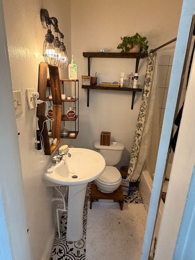 Building Photo - Spacious 1BD Shotgun, Uptown with Backyard!