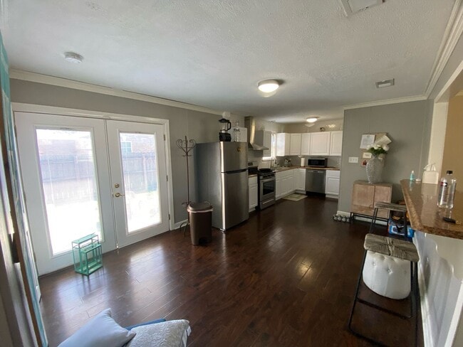 Building Photo - Contact Peggy 501 676 1758