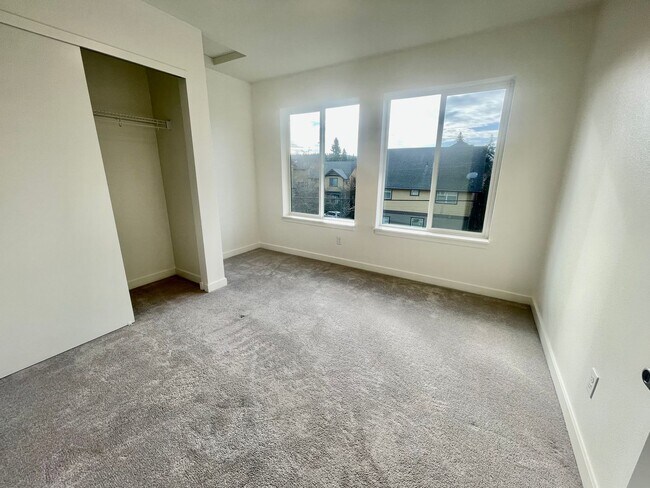 Building Photo - Spacious 2BD + Bonus Room Condo in Powellh...