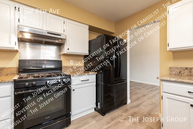 Building Photo - 1651 SW 8th Ave