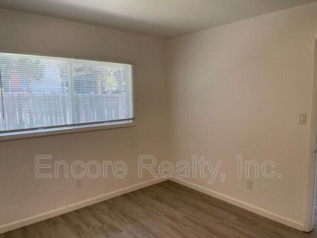 Building Photo - 464 3rd Ave