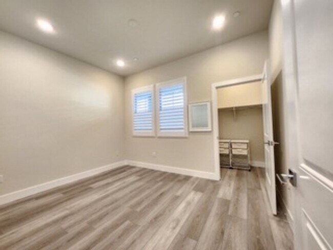 Building Photo - Upscale 2/2 Apartment in The Cannery!