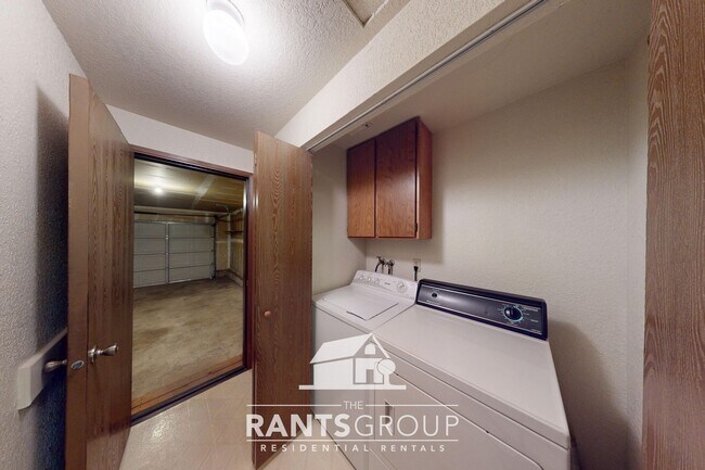 Building Photo - 832R