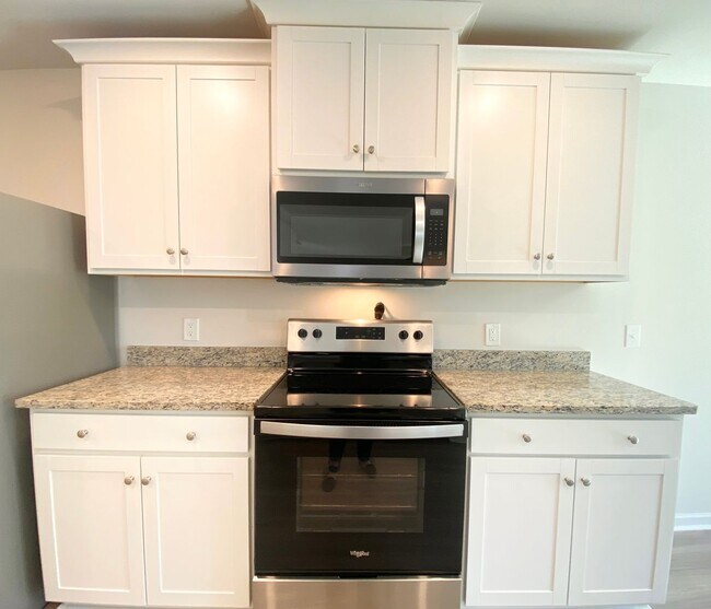 Building Photo - BETTER THAN NEW!