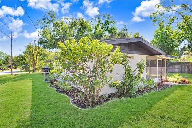 Building Photo - 223 Pinehurst Dr