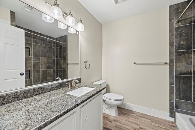 Building Photo - 2219 Briarview Dr