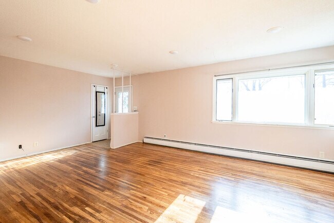 Building Photo - 206 5th Ave E