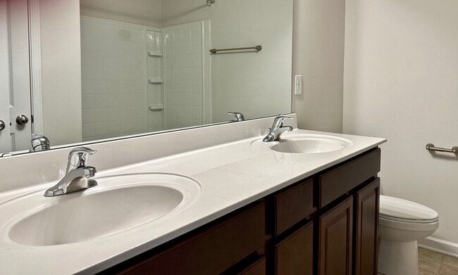 Building Photo - Unfurnished three bedroom 2.5 bathroom Tow...