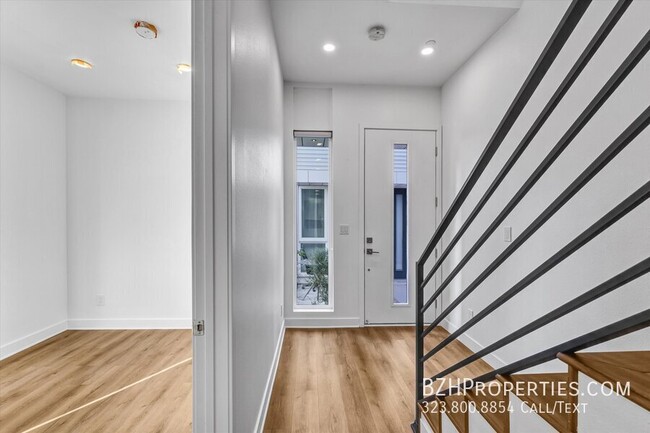 Building Photo - Gorgeous Modern Townhouse In Prime Mid-City