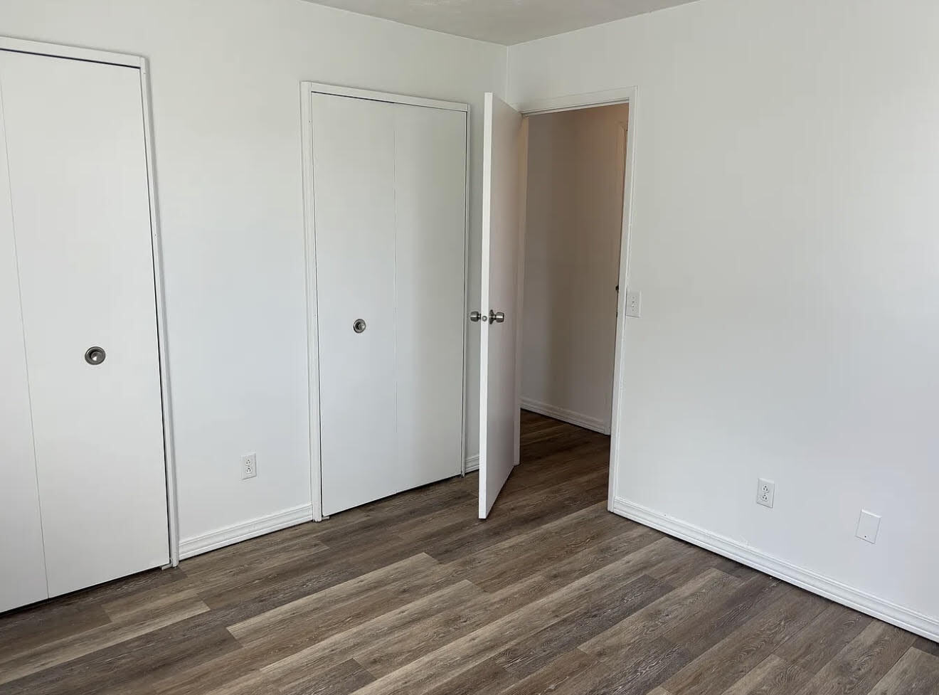Large Bedroom with Walk-In Closets - 104 W Pulteney St
