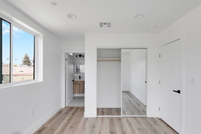 Building Photo - Newer Townhouse Available!