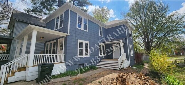 Building Photo - MOVE IN SPECIAL!! Large 2-story 4 Bed 1.5 ...