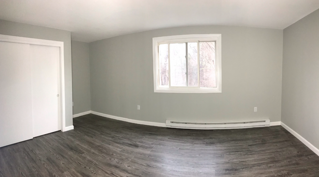 Large primary bedroom - 252 Union St