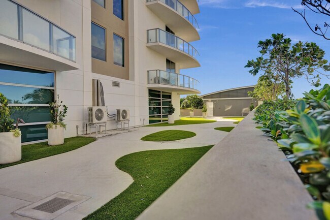 Building Photo - 3100 N Ocean Dr