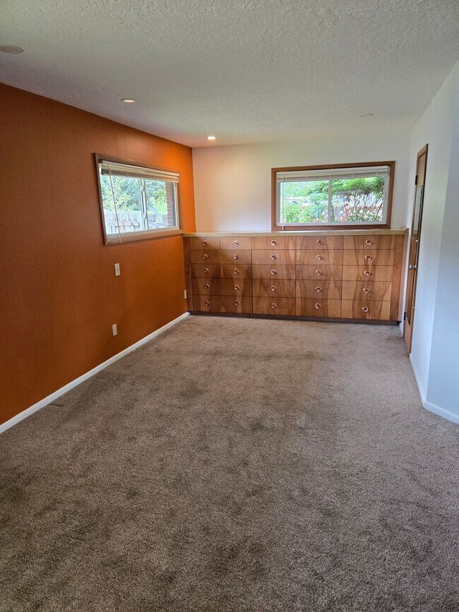 Building Photo - 1 level Mid Century Beauty! 3 Bd/ 3 ba Main Floor Unit