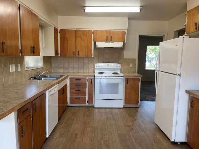 Building Photo - Now renting 3 bedroom House