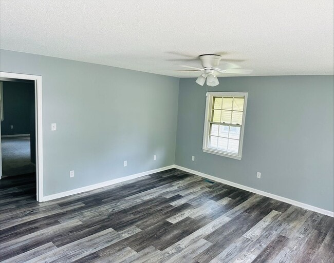 Building Photo - Charming 2 BD/1 BA Bungalow with Fenced Ba...