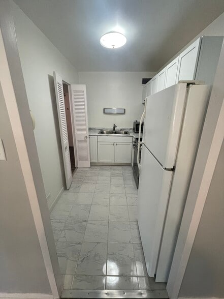 Kitchen - 360 W Wellington Ave