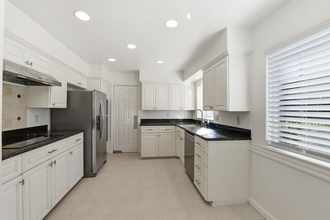 Building Photo - Move-In Ready Blossom Hill Gem – New Bathrooms and many upgrades!