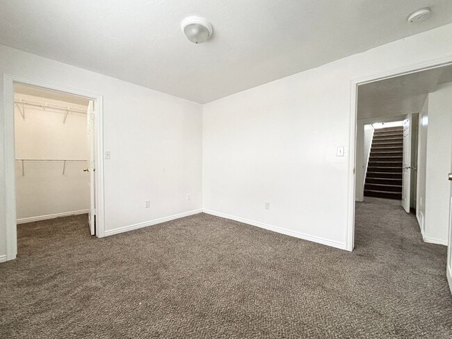 Building Photo - Bright & Spacious Rambler in Rose Park!