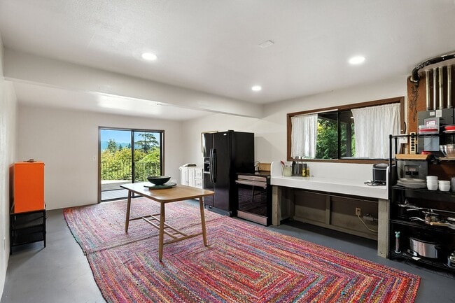 Building Photo - Stunning 1 Bed + Bonus Room/1 Bath Lower-L...